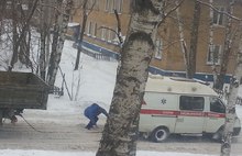 В сугробе в Ярославле застряла машина скорой помощи