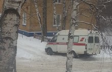 В сугробе в Ярославле застряла машина скорой помощи