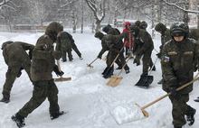 Рук не хватает: к уборке снега в Ярославле привлекли военных