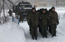Рук не хватает: к уборке снега в Ярославле привлекли военных