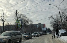 На мосту за Волгу в Ярославле столкнулись маршрутка, грузовик и две легковушки: город встал в пробку
