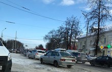 На мосту за Волгу в Ярославле столкнулись маршрутка, грузовик и две легковушки: город встал в пробку