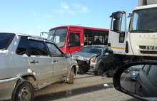 На мосту за Волгу в Ярославле столкнулись маршрутка, грузовик и две легковушки: город встал в пробку