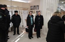 Споры из-за платьев: в Ярославле приставы устроили переполох в свадебном салоне