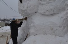 В Ярославле смастерили гигантскую собаку-горку из сугробов