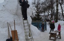 В Ярославле смастерили гигантскую собаку-горку из сугробов