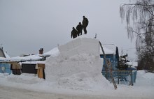 В Ярославле смастерили гигантскую собаку-горку из сугробов