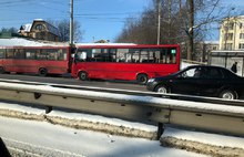 В Ярославле на остановке столкнулись две красные маршрутки: у одного ПАЗа выбило стекло