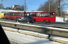 В Ярославле на остановке столкнулись две красные маршрутки: у одного ПАЗа выбило стекло