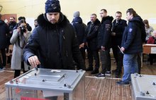 Хоккеисты СКА перед вылетом в Ярославль заехали на избирательный участок в Петербурге