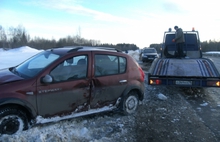 В Ярославской области иномарка вылетела в кювет и закопалась в снегу.