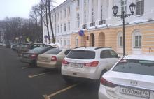 Машины на Советской площади в центре Ярославля остались 