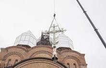 В Ярославле центральный купол Свято-Тихоновского храма увенчали крестом
