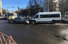 В центре Ярославля столкнулись две иномарки