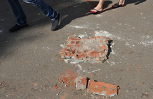 В Ярославле на Волжской набережной обвалилась стена беседки. С фото