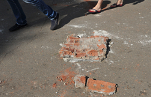 В Ярославле на Волжской набережной обвалилась стена беседки. С фото