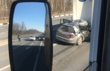 В Ярославской области водитель легковушки врезался в фуру и погиб