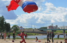 В День России над Ярославлем парили парашютисты. Фоторепортаж