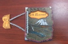 13-летний ярославец создал в поселковой библиотеке миниатюрную книгу с четырьмя рассказами Льва Толстого