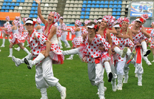 В Ярославле в День России мужчины-танцоры катались верхом на женщинах. Фоторепортаж