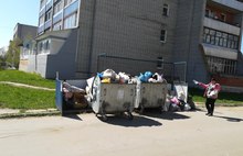 В Рыбинске  мусорные контейнеры установили прямо  на проезжей части