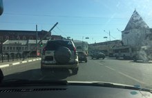 На Богоявленской площади в центре Ярославля рухнули столбы контактной сети