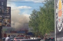 В Ярославле горит строительный рынок на Всполье: видео