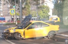 В Ярославле прямо на перекрестке развалился самый шикарный в городе желтый спорткар