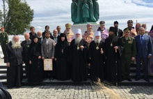 Генерал-лейтенанта Владимира Ивановского трудно было заметить в толпе паломников на торжествах   в Ярославской области 