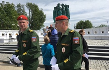 Генерал-лейтенанта Владимира Ивановского трудно было заметить в толпе паломников на торжествах   в Ярославской области 