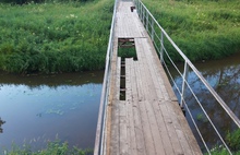 В Рыбинске люди ходят по пешеходному мосту с риском для жизни