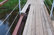В Рыбинске люди ходят по пешеходному мосту с риском для жизни