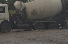 В Ярославле провалился в яму многотонный грузовик