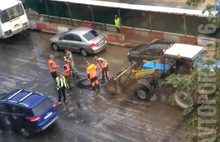 «Мокрое» дело: в Ярославле дорожники кладут асфальт, несмотря на дождь, фоторепортаж
