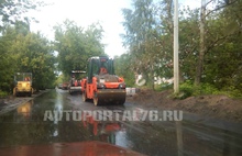 «Мокрое» дело: в Ярославле дорожники кладут асфальт, несмотря на дождь, фоторепортаж