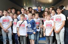Ярославские ребята встретились с Александром Овечкиным и увидели Кубок Стэнли