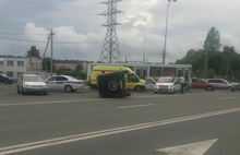 Тройное ДТП За Волгой в Ярославле: одна из машин перевернулась
