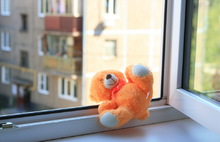 Москитная сетка не удержала: в Рыбинске малыш выпал из окна квартиры