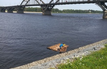 По Волге на палетте: в Рыбинске прохожие спасли двух мальчишек