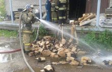 В Рыбинске на Ярославском тракте в здании склада случился пожар