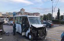 В центре Ярославля после столкновения с маршруткой перевернулась иномарка: фото