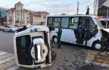 В центре Ярославля после столкновения с маршруткой перевернулась иномарка: фото