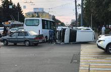 В центре Ярославля после столкновения с маршруткой перевернулась иномарка: фото