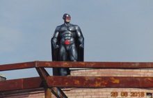 В Ярославле появился свой супермен: жители просят его о снижении пенсионного возраста  