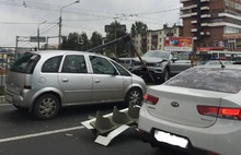 В Ярославле на Московском проспекте иномарка снесла светофор