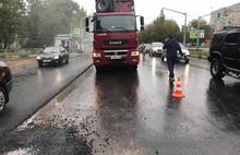 В Ярославле дорожники в дождевиках укладывают асфальт в лужи: фото