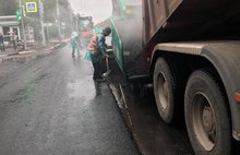 В Ярославле дорожники в дождевиках укладывают асфальт в лужи: фото