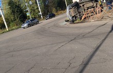 В Рыбинске перевернулся автомобиль ДПС, в который въехала иномарка: видео