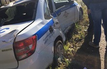В Рыбинске перевернулся автомобиль ДПС, в который въехала иномарка: видео