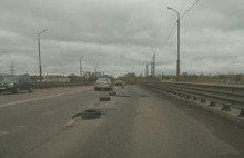 Проклятое место: ярославские автомобилисты обозначили шинами ямы на Суринском путепроводе
